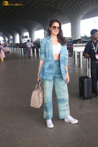 actress pragya jaiswal at mumbai airport