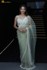 actress Prisha Singh beautiful in a sleeveless blouse