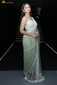 actress Prisha Singh beautiful in a sleeveless blouse