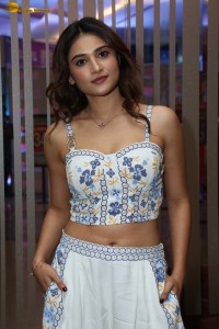 actress Prisha Singh cute in a tank top