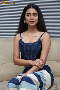 actress priya prakash varrier hot looks in a tank top