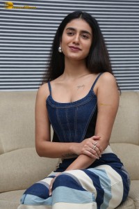 actress priya prakash varrier hot looks in a tank top