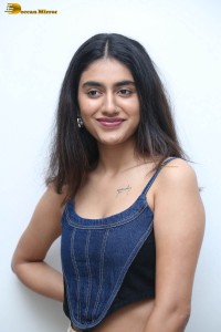 actress priya prakash varrier hot looks in a tank top