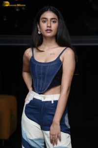 actress priya prakash varrier hot looks in a tank top