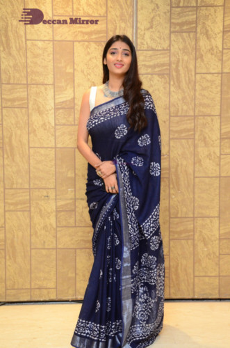Telugu Actress Priya Vadlamani looks stunning in a blue saree