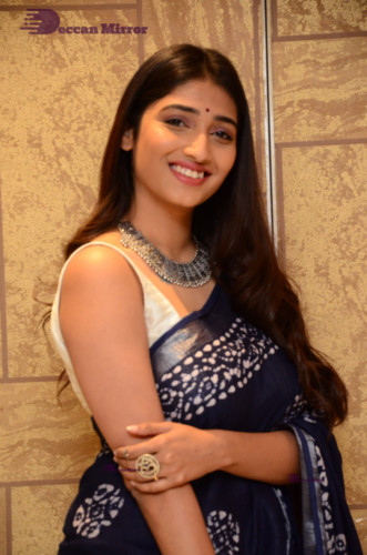 Telugu Actress Priya Vadlamani looks stunning in a blue saree