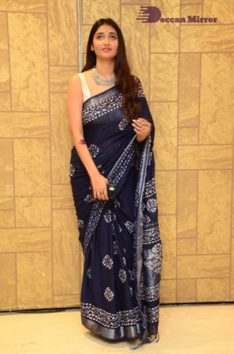 Telugu Actress Priya Vadlamani looks stunning in a blue saree