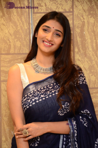 Telugu Actress Priya Vadlamani looks stunning in a blue saree