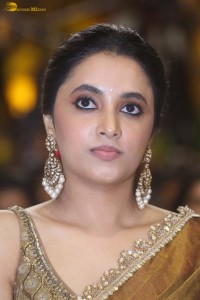 actress Priyanka Arul Mohan beautiful in a golden color saree