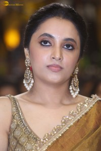 actress Priyanka Arul Mohan beautiful in a golden color saree