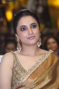 actress Priyanka Arul Mohan beautiful in a golden color saree