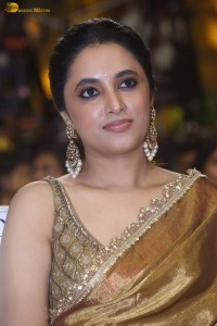 actress Priyanka Arul Mohan beautiful in a golden color saree