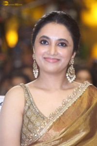 actress Priyanka Arul Mohan beautiful in a golden color saree