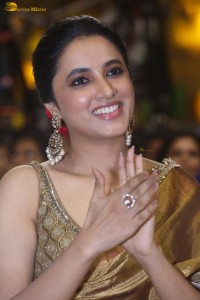 actress Priyanka Arul Mohan beautiful in a golden color saree