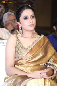 actress Priyanka Arul Mohan beautiful in a golden color saree