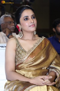 actress Priyanka Arul Mohan beautiful in a golden color saree