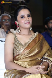 actress Priyanka Arul Mohan beautiful in a golden color saree