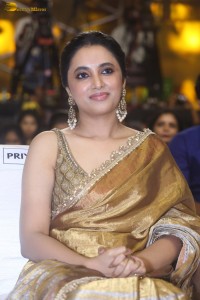 actress Priyanka Arul Mohan beautiful in a golden color saree