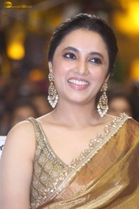 actress Priyanka Arul Mohan beautiful in a golden color saree