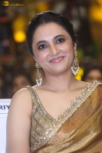 actress Priyanka Arul Mohan beautiful in a golden color saree