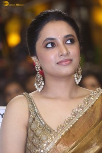 actress Priyanka Arul Mohan beautiful in a golden color saree