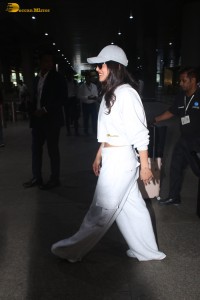 actress Priyanka Chopra spotted at mumbai airport