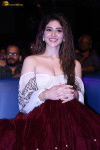 actress Priyanka Jawalkar red-hot looks in a shouldlerss dress