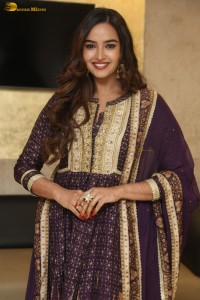 actress Pujita Ponnada hot looks in a salwar dress