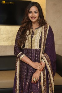 actress Pujita Ponnada hot looks in a salwar dress