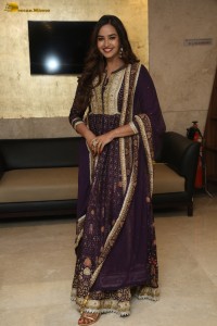 actress Pujita Ponnada hot looks in a salwar dress