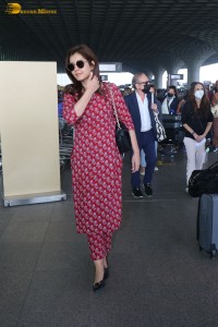 actress raashi khanna in a red salwar dress at airport