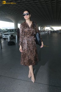 actress raashi khanna spotted at mumbai airport