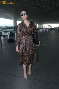 actress raashi khanna spotted at mumbai airport