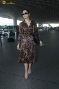 actress raashi khanna spotted at mumbai airport