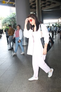 actress Raashi Khanna spotted at mumbai airport