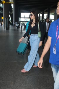 actress Raashi Khanna at mumbai airport