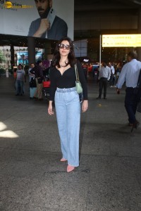 actress Raashi Khanna at mumbai airport