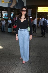 actress Raashi Khanna at mumbai airport