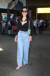 actress Raashi Khanna at mumbai airport