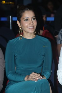 actress Raashi Khanna leg show in a green split dress