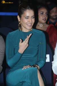 actress Raashi Khanna leg show in a green split dress