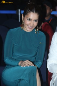 actress Raashi Khanna leg show in a green split dress