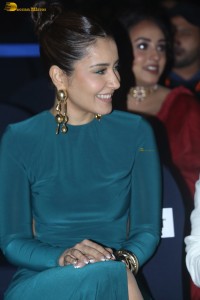 actress Raashi Khanna leg show in a green split dress