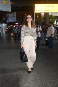 telugu actress Raashi Khanna spotted in mumbai