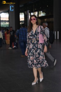 actress raashi khanna fabulous looks in a floral dress at mumbai airport