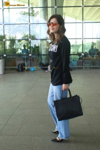 actress Raashi Khanna spotted at mumbai airport