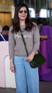 actress raashi khanna beautiful in a t-shirt and sunglasses