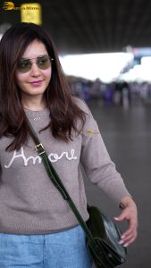actress raashi khanna beautiful in a t-shirt and sunglasses