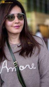 actress raashi khanna beautiful in a t-shirt and sunglasses