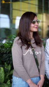 actress raashi khanna beautiful in a t-shirt and sunglasses
